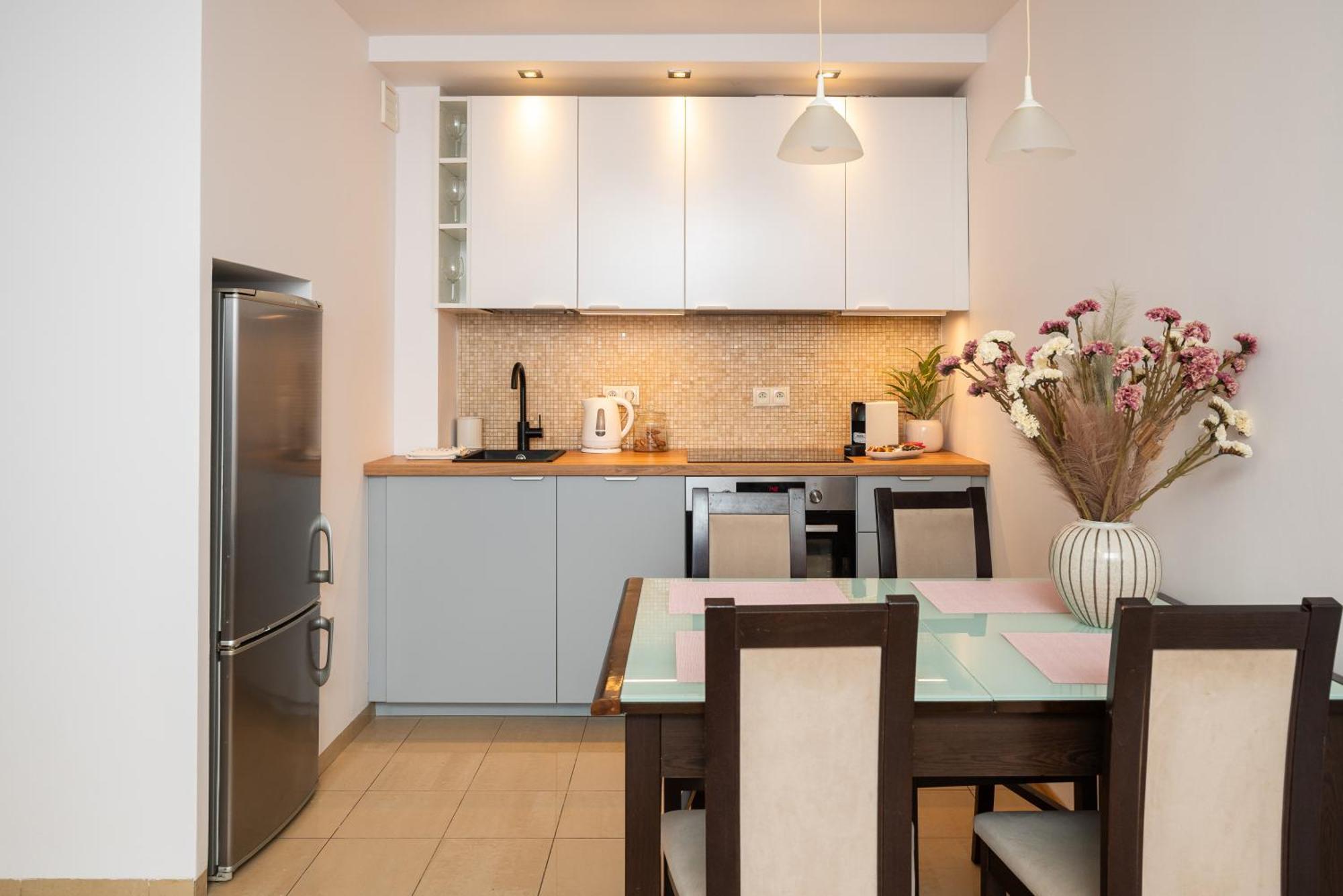 Lägenhet Classic 2-br At Chmielna 200 M From Station, Parking On Site *