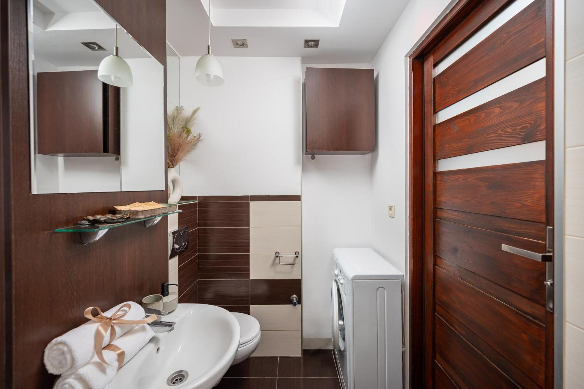 Lägenhet Classic 2-br At Chmielna 200 M From Station, Parking On Site Warszawa