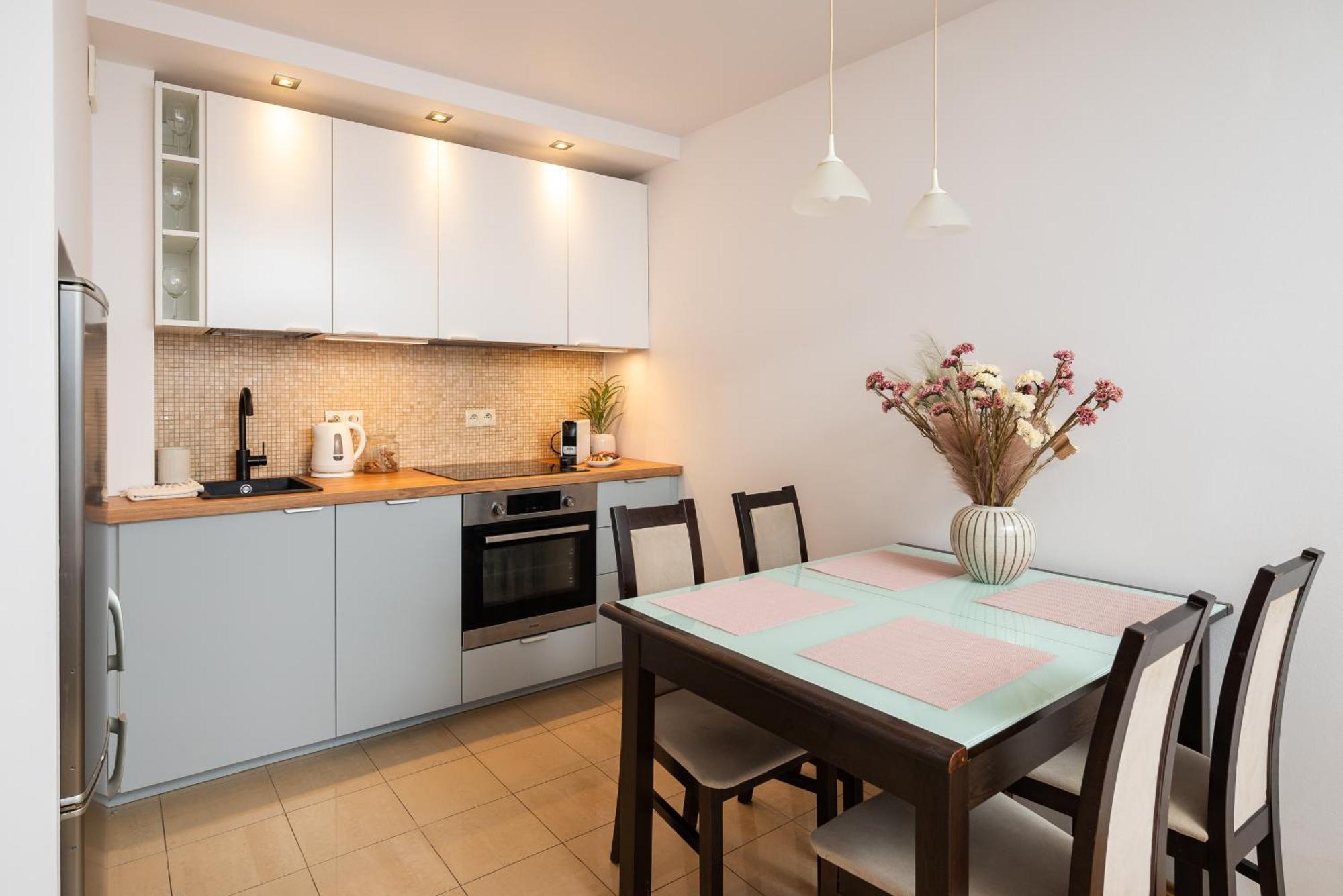 Lägenhet Classic 2-br At Chmielna 200 M From Station, Parking On Site Warszawa