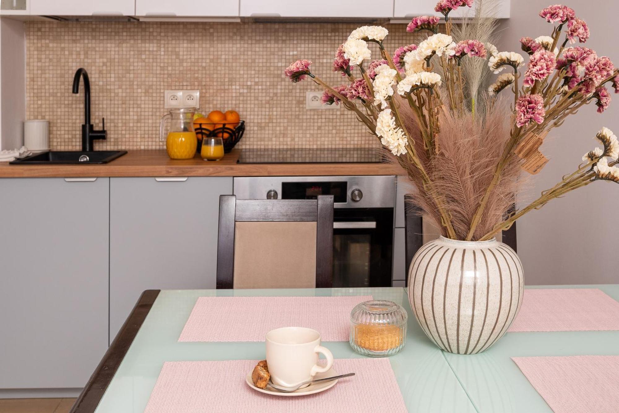 Lägenhet Classic 2-br At Chmielna 200 M From Station, Parking On Site *