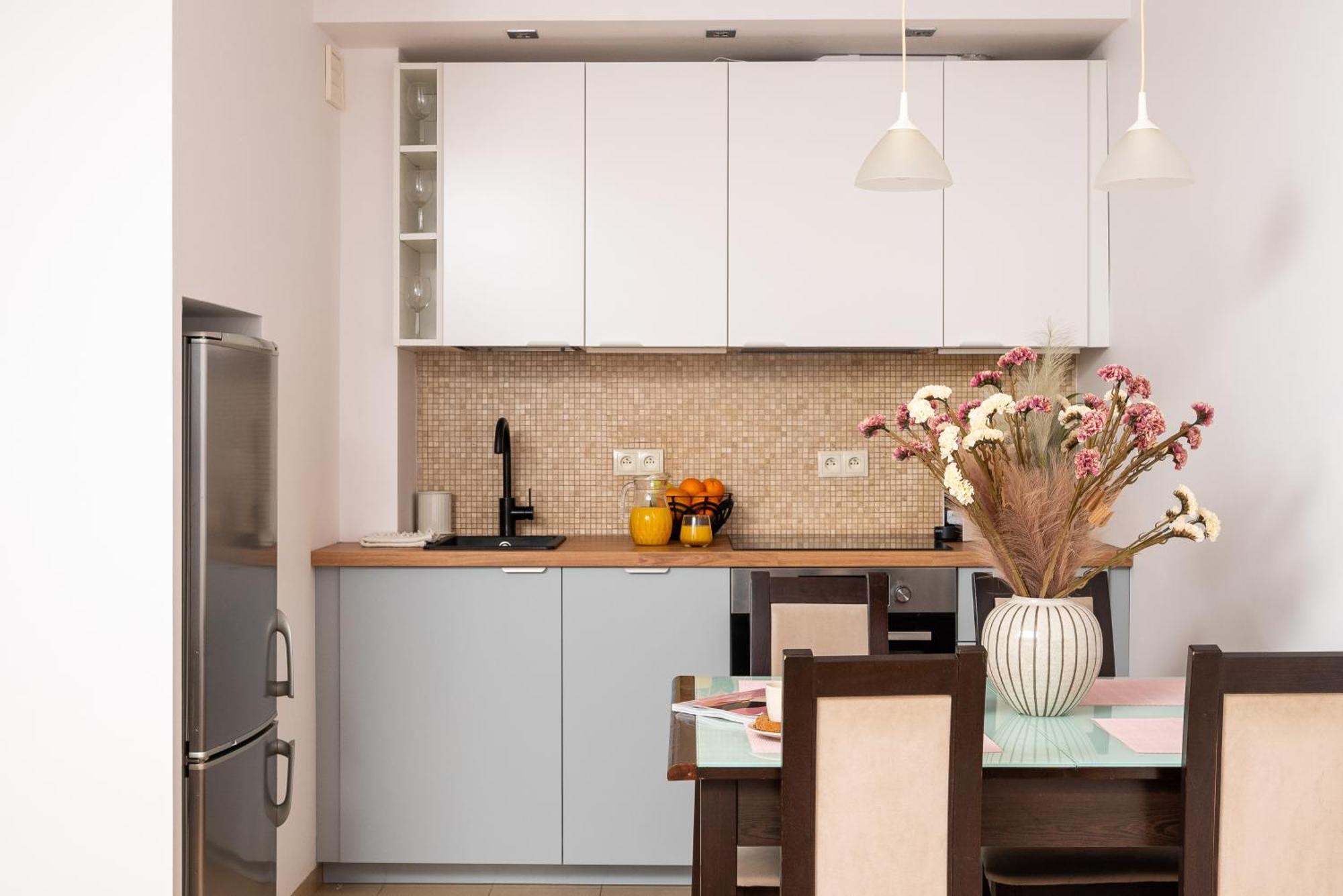 Classic 2-br At Chmielna 200 M From Station, Parking On Site Lägenhet