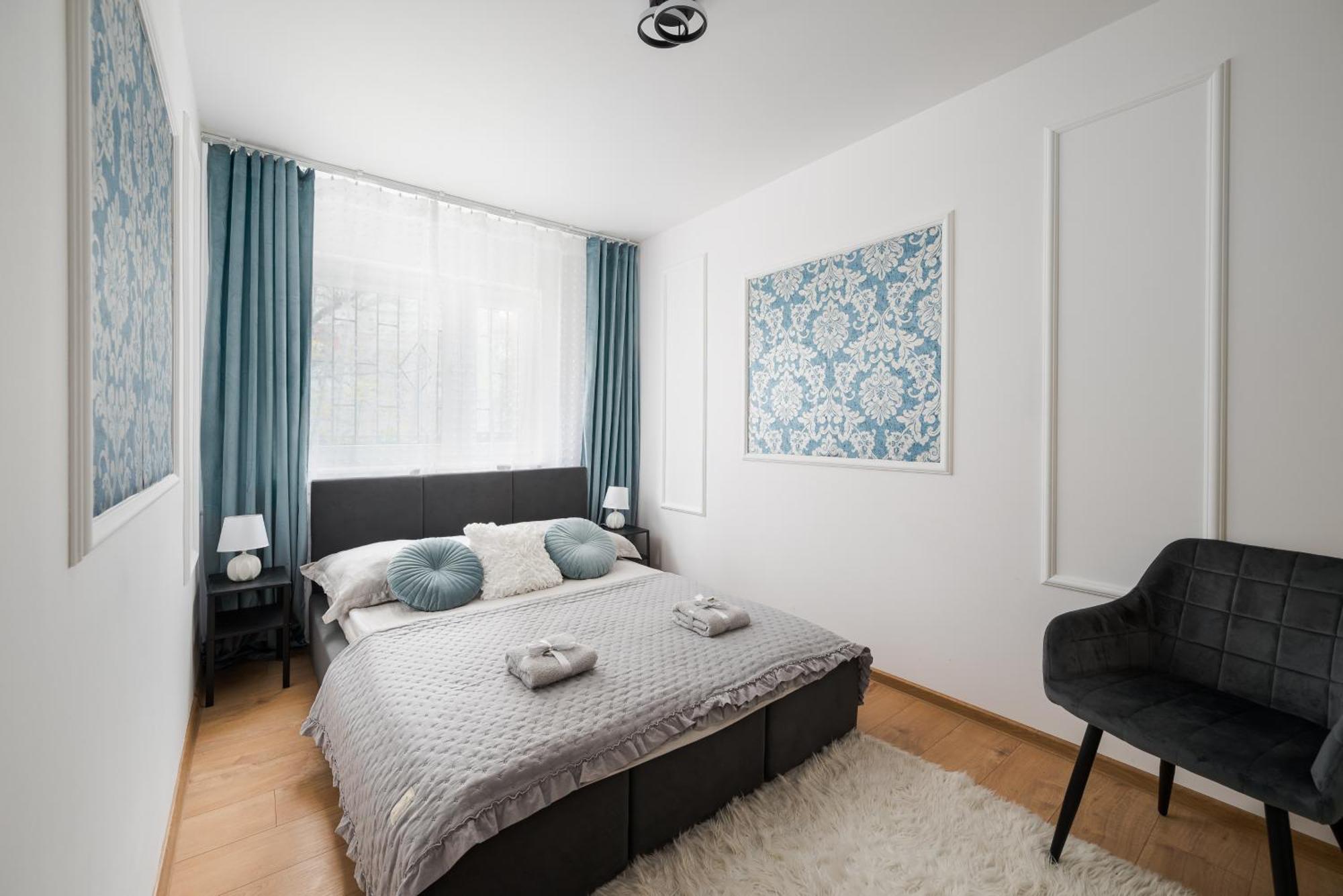 Classic 2-br At Chmielna 200 M From Station, Parking On Site Lägenhet
