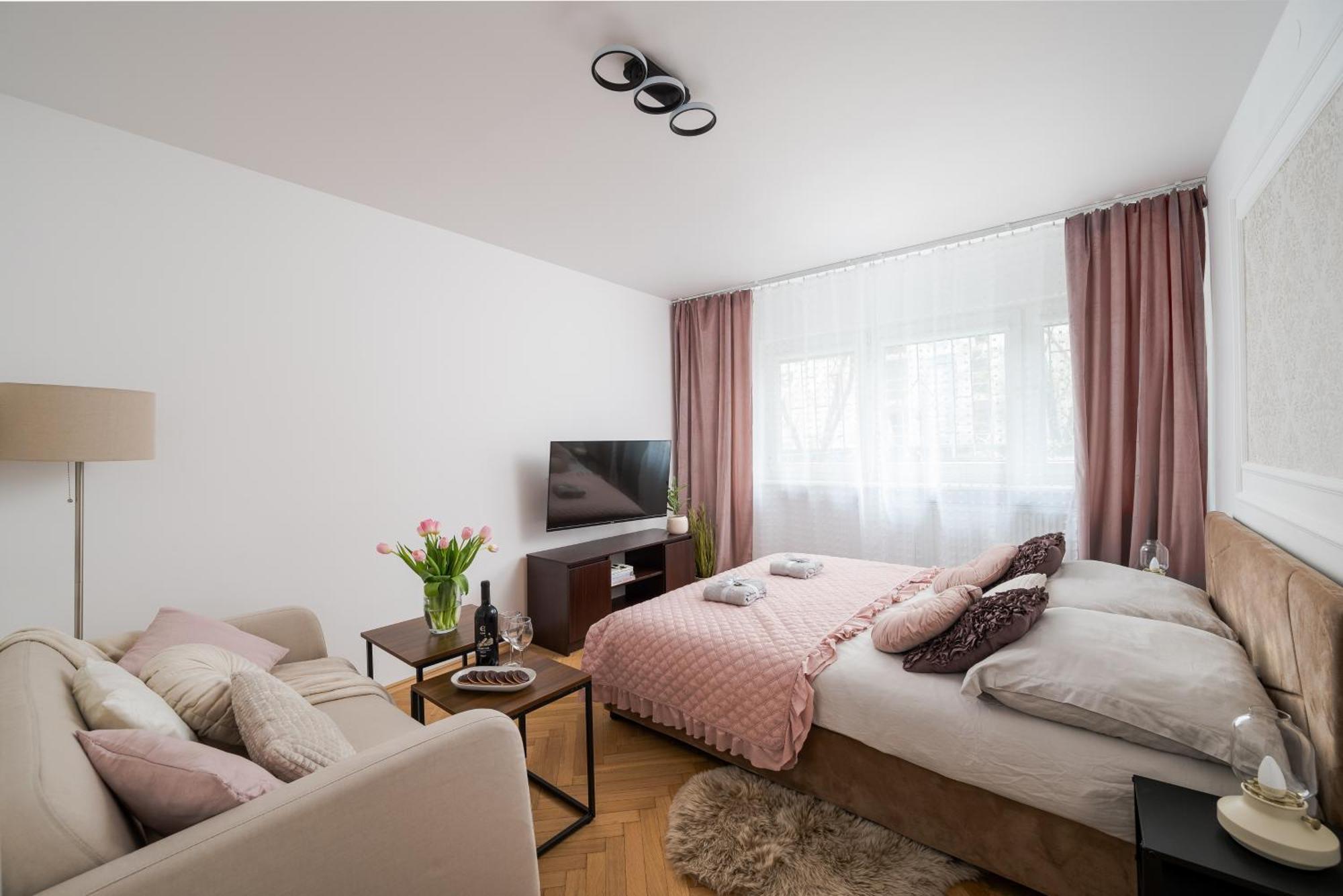 Lägenhet Classic 2-br At Chmielna 200 M From Station, Parking On Site